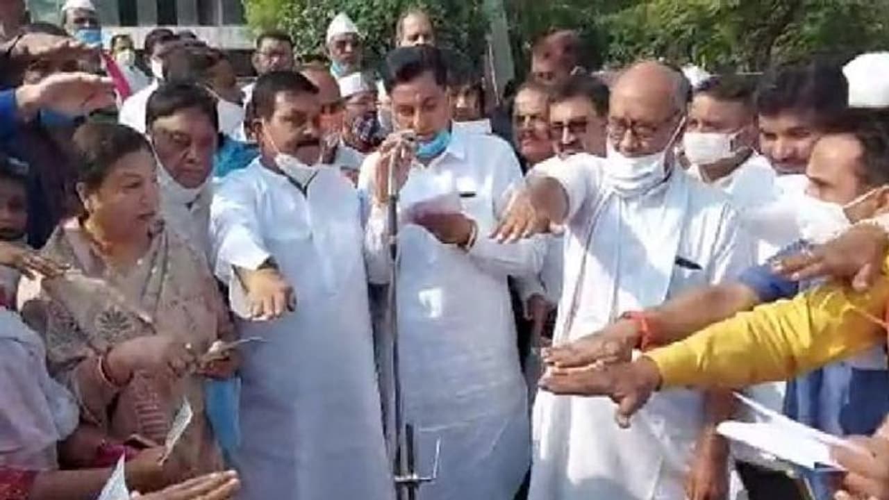 भाजपा के हमलावर बयानों पर बोले दिग्विजय कि उनकी चमड़ी मोटी है, गालियों से कोई फर्क नहीं पड़ेगा भाजपा के हमलावर बयानों पर बोले दिग्विजय कि उनकी चमड़ी मोटी है, गालियों से कोई फर्क नहीं पड़ेगा