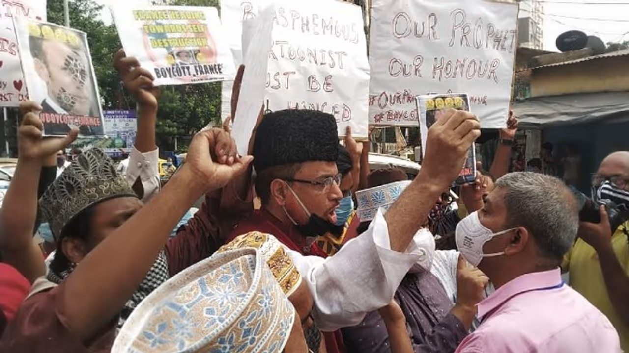 ফ্রান্সের প্রেসিডেন্টের বিরুদ্ধে মুসলিমদের বিক্ষোভ কলকাতায়, কনসুলেটের আগেই আটকাল পুলিশ ফ্রান্সের প্রেসিডেন্টের বিরুদ্ধে মুসলিমদের বিক্ষোভ কলকাতায়, কনসুলেটের আগেই আটকাল পুলিশ