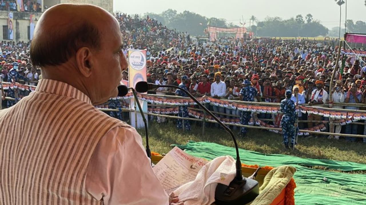 राजनाथ सिंह ने बिहार के जवानों को किया सलाम, कहा एक इंच जमीन भी कब्जा नहीं सकती दुनिया की कोई ताकत राजनाथ सिंह ने बिहार के जवानों को किया सलाम, कहा एक इंच जमीन भी कब्जा नहीं सकती दुनिया की कोई ताकत