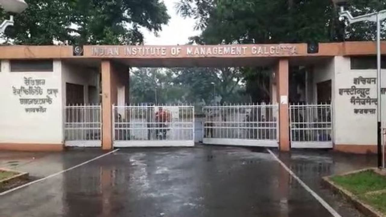 IIM জোকার হোস্টেলের ঘর থেকেই এক ছাত্রীর ঝুলন্ত দেহ উদ্ধার, তদন্তে পুলিশ