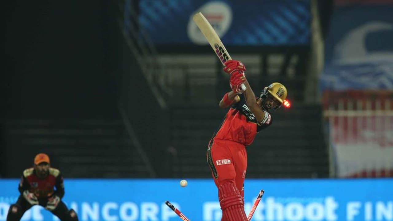 ജീവന്മരണപ്പോരില് ബാംഗ്ലൂരിനെ എറിഞ്ഞൊതുക്കി ഹൈദരാബാദ് ജീവന്മരണപ്പോരില് ബാംഗ്ലൂരിനെ എറിഞ്ഞൊതുക്കി ഹൈദരാബാദ്