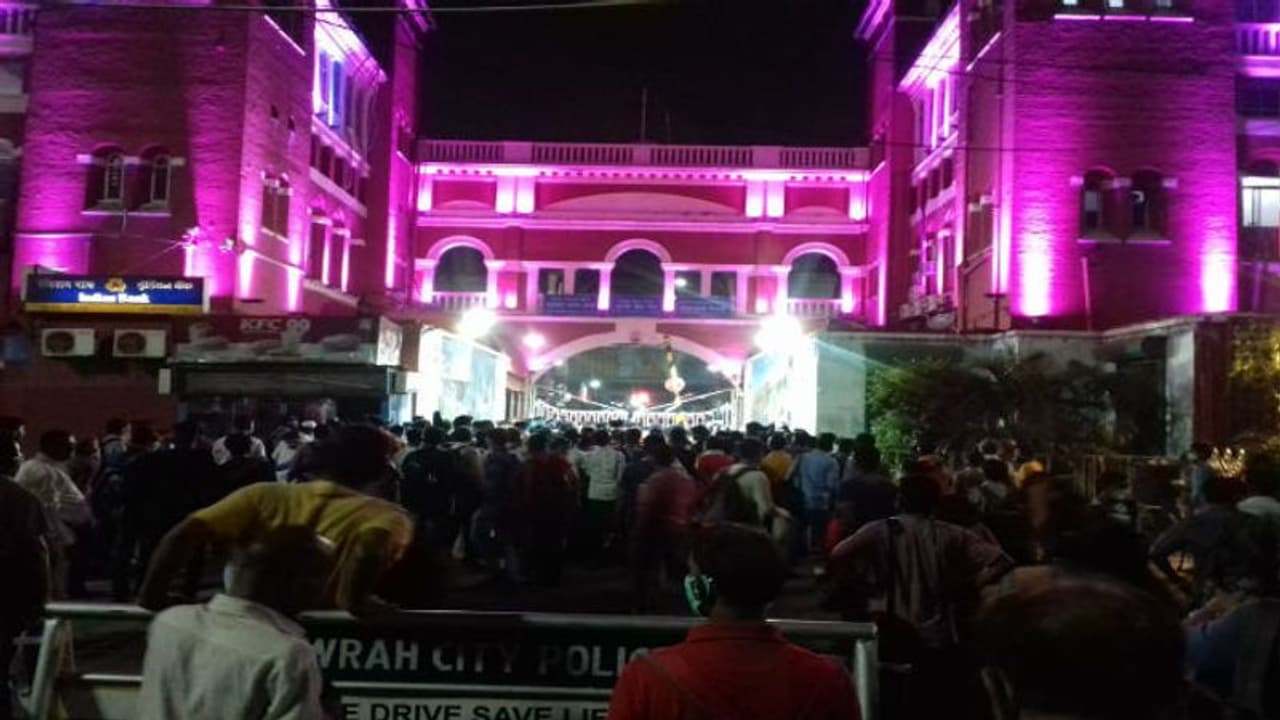 স্পেশাল ট্রেনে উঠতে বাধা, সাধারণ যাত্রীদের সঙ্গে জিআরপি র সংঘর্ষে রণক্ষেত্র হাওড়া স্টেশন