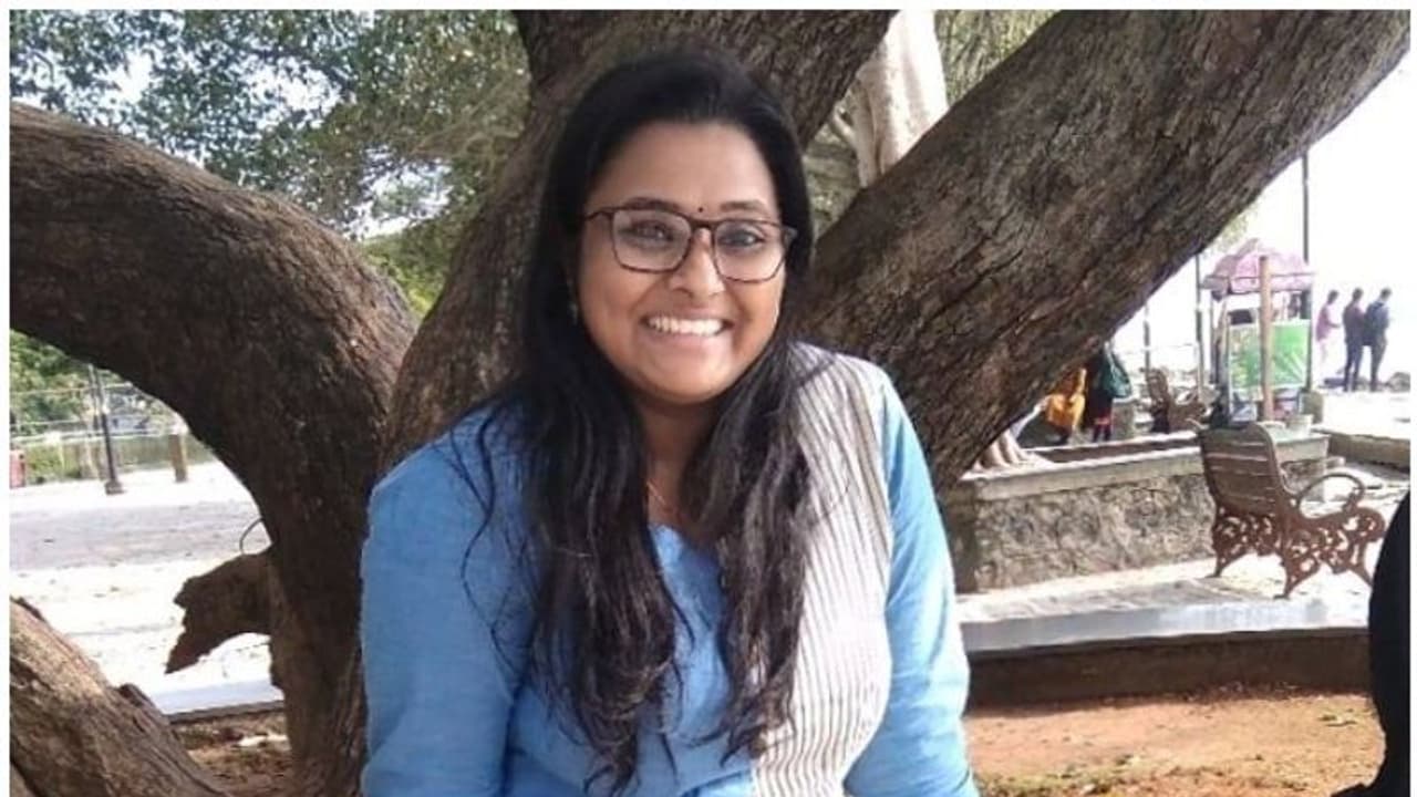 വിവാഹവാര്ഷികത്തിനായി ഭര്തൃഗൃഹത്തിലേക്ക് പോവുകയായിരുന്ന യുവതി വാഹനാപകടത്തില് മരിച്ചു വിവാഹവാര്ഷികത്തിനായി ഭര്തൃഗൃഹത്തിലേക്ക് പോവുകയായിരുന്ന യുവതി വാഹനാപകടത്തില് മരിച്ചു