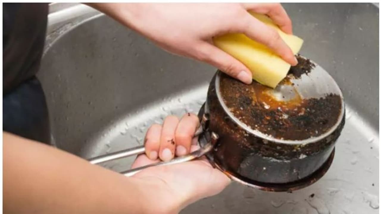 കരി പിടിച്ച പാത്രങ്ങൾ തിളങ്ങാൻ ഇതാ 3 വഴികൾ കരി പിടിച്ച പാത്രങ്ങൾ തിളങ്ങാൻ ഇതാ 3 വഴികൾ