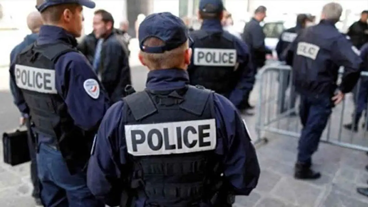 Apple Store में बंदूक लेकर पहुंचा शख्स, लोग समझते तबतक मच गया हड़कंप, जानिए पूरा मामला Apple Store में बंदूक लेकर पहुंचा शख्स, लोग समझते तबतक मच गया हड़कंप, जानिए पूरा मामला