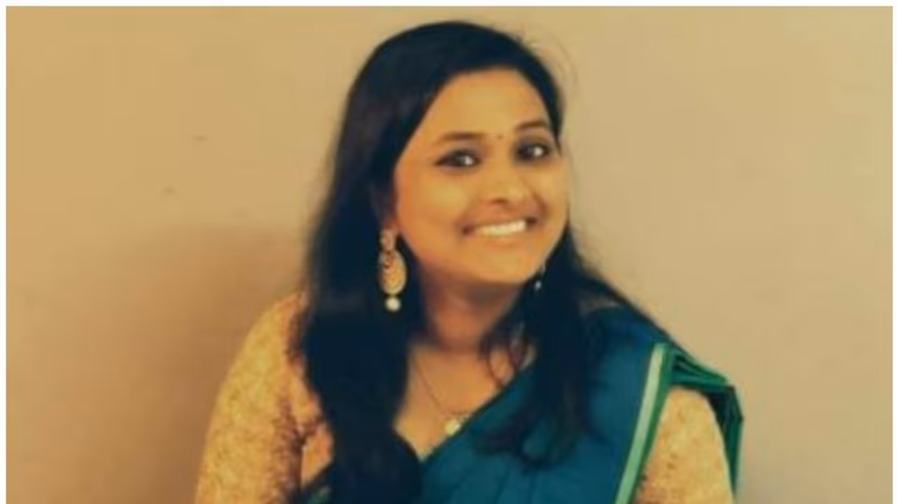 കാറും ലോറിയും കൂട്ടിയിടിച്ച് യുവതി മരിച്ചു; മൂന്ന് പേര്ക്ക് പരുക്ക് കാറും ലോറിയും കൂട്ടിയിടിച്ച് യുവതി മരിച്ചു; മൂന്ന് പേര്ക്ക് പരുക്ക്