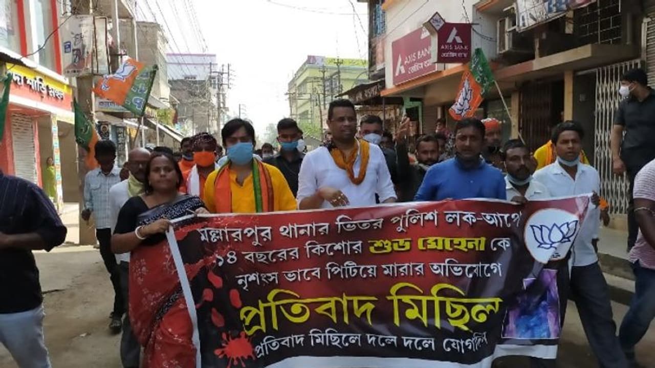 বাবা মাকে 'অপহরণ', নাবালকের মৃত্যুর প্রতিবাদে বিজেপি এর বনধে ফের উত্তেজনা মল্লারপুরে বাবা মাকে 'অপহরণ', নাবালকের মৃত্যুর প্রতিবাদে বিজেপি এর বনধে ফের উত্তেজনা মল্লারপুরে