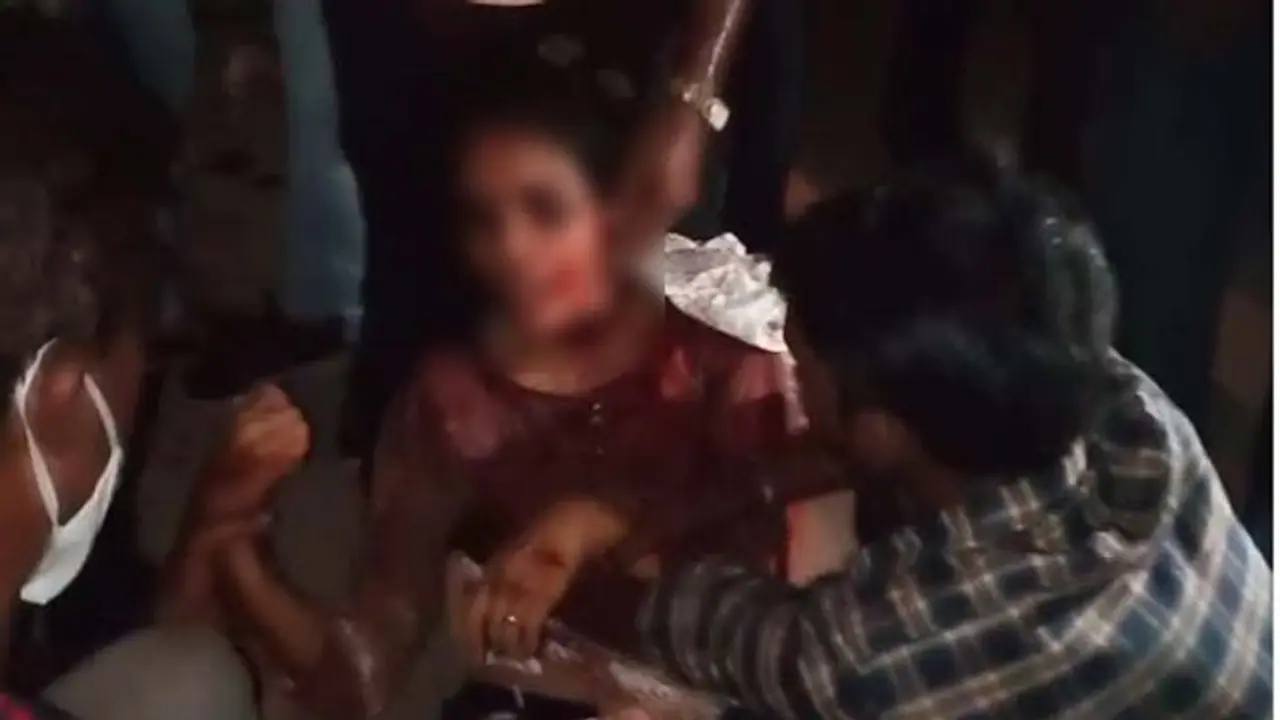 గాజువాకలో హత్యకు గురైన వరలక్ష్మి కుటుంబానికి రూ. 10 లక్షలు: జగన్ ఆదేశం గాజువాకలో హత్యకు గురైన వరలక్ష్మి కుటుంబానికి రూ. 10 లక్షలు: జగన్ ఆదేశం