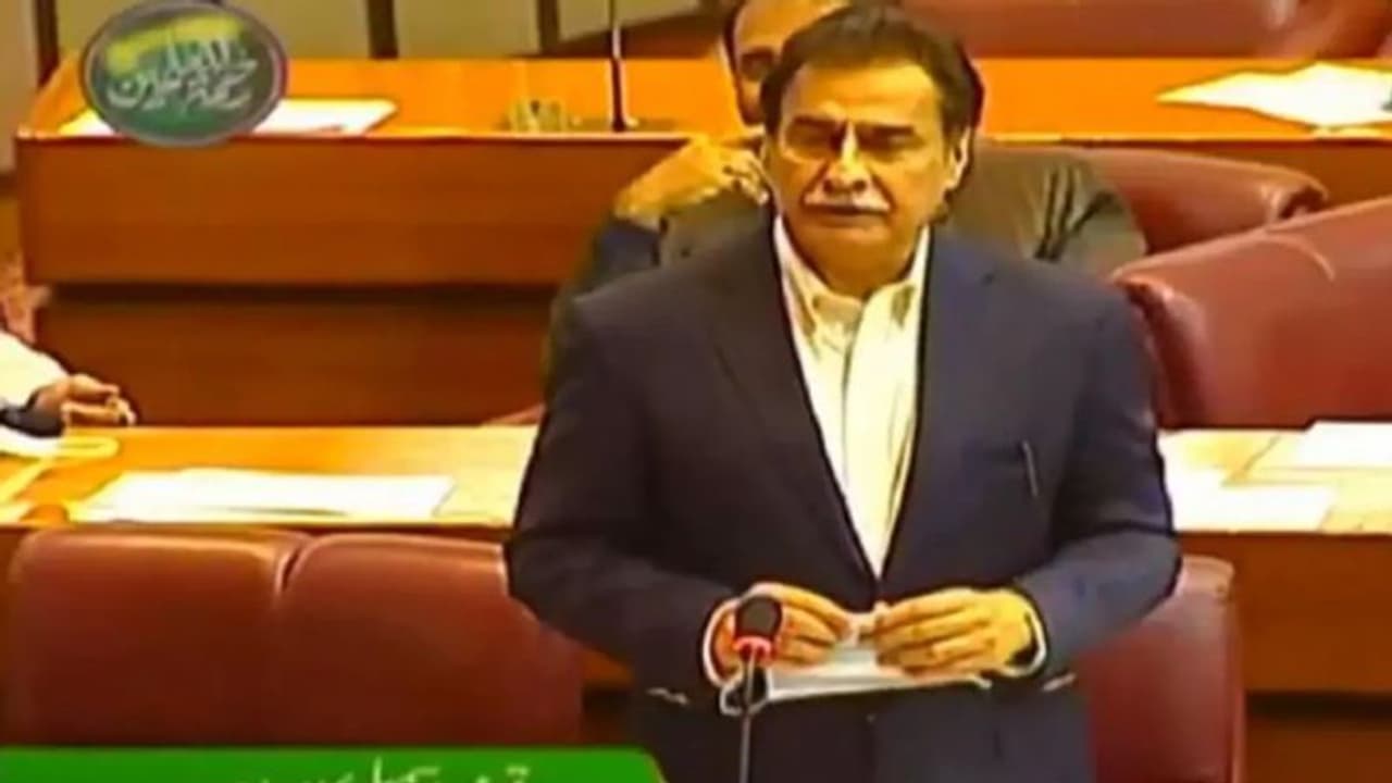 अयाज सादिक को देशद्रोही घोषित करने की तैयारी में पाकिस्तान, बताया था कि अभिनंदन की वापसी का सच अयाज सादिक को देशद्रोही घोषित करने की तैयारी में पाकिस्तान, बताया था कि अभिनंदन की वापसी का सच