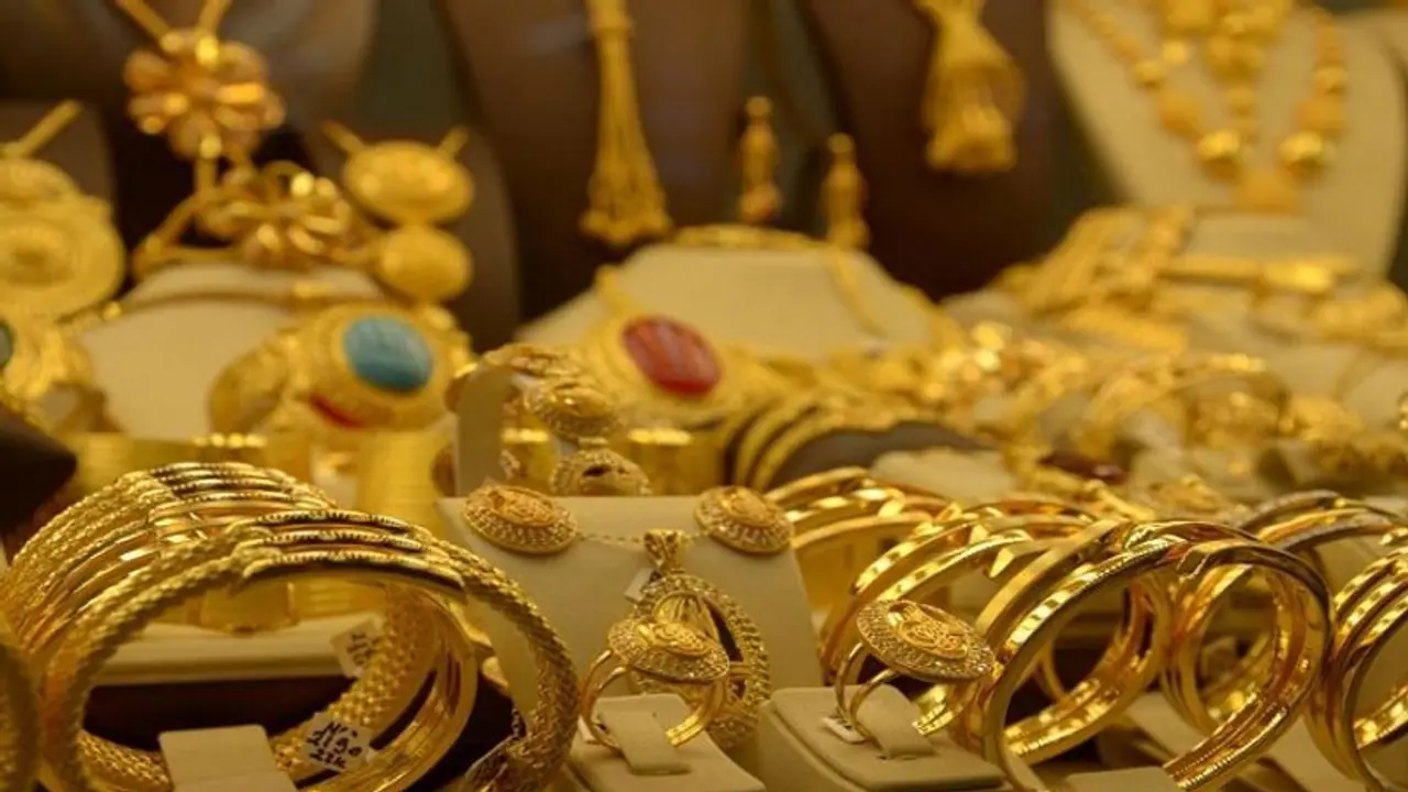 ಚಿನ್ನಾಭರಣ ಮಳಿಗೆಯಲ್ಲಿ ದಾಖಲೆ ತಿದ್ದಿ 1 ಕೋಟಿ ಮೌಲ್ಯದ ಚಿನ್ನ ದೋಚಿದ ಭೂಪ..! ಚಿನ್ನಾಭರಣ ಮಳಿಗೆಯಲ್ಲಿ ದಾಖಲೆ ತಿದ್ದಿ 1 ಕೋಟಿ ಮೌಲ್ಯದ ಚಿನ್ನ ದೋಚಿದ ಭೂಪ..!