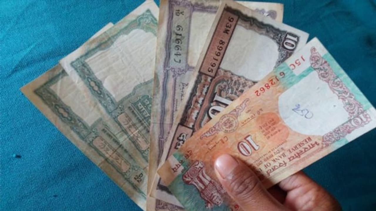 Love Story : 10 ರೂ. ನೋಟ್ ಮೇಲೆ ಪ್ರೇಮ ನಿವೇದನ, ಲವ್ ಜಿಹಾದ್ ಎಂದ ನೆಟ್ಟಿಗರು! Love Story : 10 ರೂ. ನೋಟ್ ಮೇಲೆ ಪ್ರೇಮ ನಿವೇದನ, ಲವ್ ಜಿಹಾದ್ ಎಂದ ನೆಟ್ಟಿಗರು!