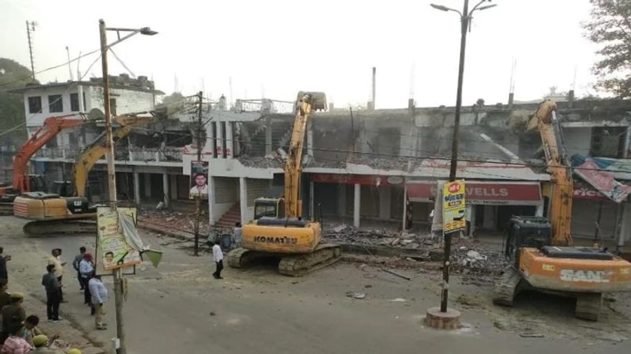 3 बुलडोजर लगाकर गिराया गया बाहुबली विधायक मुख्तार अंसारी का होटल, छावनी में तब्दील इलाका 3 बुलडोजर लगाकर गिराया गया बाहुबली विधायक मुख्तार अंसारी का होटल, छावनी में तब्दील इलाका