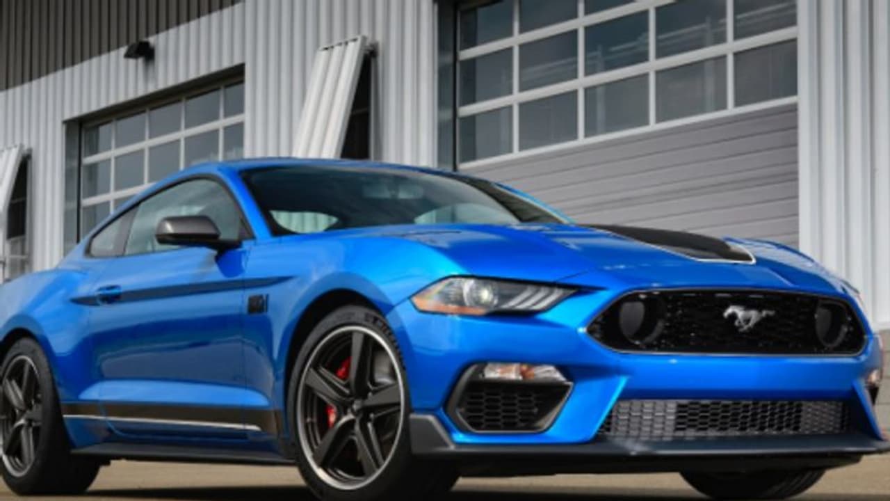 കാറിന്റെ മുന്ഭാഗം തുറന്നപ്പോള് അവര് ഞെട്ടി; പത്തടി നീളത്തില് കിടക്കുകയായിരുന്നു..! കാറിന്റെ മുന്ഭാഗം തുറന്നപ്പോള് അവര് ഞെട്ടി; പത്തടി നീളത്തില് കിടക്കുകയായിരുന്നു..!