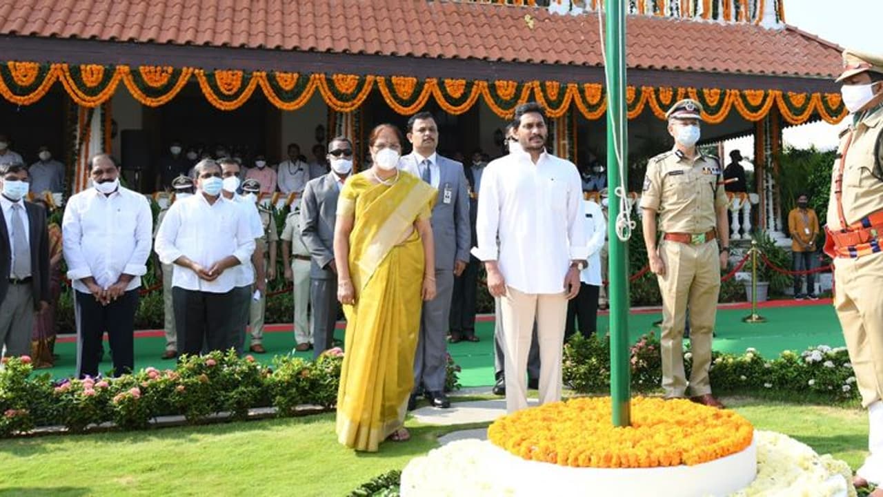 అవినీతికి దూరంగా పాలన: ఏపీ అవతరణ దినోత్సవంలో జగన్ అవినీతికి దూరంగా పాలన: ఏపీ అవతరణ దినోత్సవంలో జగన్