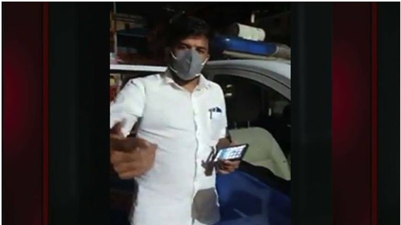 ലൈസന്സില്ലാതെ ഡ്രൈവിംഗ്, വാഹന പരിശോധന തടസപ്പെടുത്തി; പഞ്ചായത്തംഗമടക്കം 15 പേര്ക്കെതിരെ കേസ് ലൈസന്സില്ലാതെ ഡ്രൈവിംഗ്, വാഹന പരിശോധന തടസപ്പെടുത്തി; പഞ്ചായത്തംഗമടക്കം 15 പേര്ക്കെതിരെ കേസ്