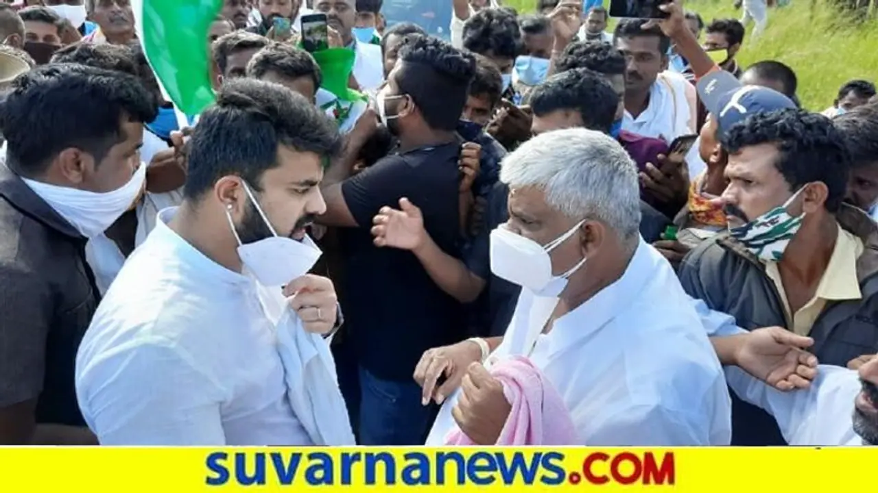 ವೇದಿಕೆಯಲ್ಲೇ ಮೈಕ್ ಕಿತ್ತುಕೊಂಡ ರೇವಣ್ಣ : ಗರಂ ಆದ ಜೆಡಿಎಸ್ ನಾಯಕ ವೇದಿಕೆಯಲ್ಲೇ ಮೈಕ್ ಕಿತ್ತುಕೊಂಡ ರೇವಣ್ಣ : ಗರಂ ಆದ ಜೆಡಿಎಸ್ ನಾಯಕ