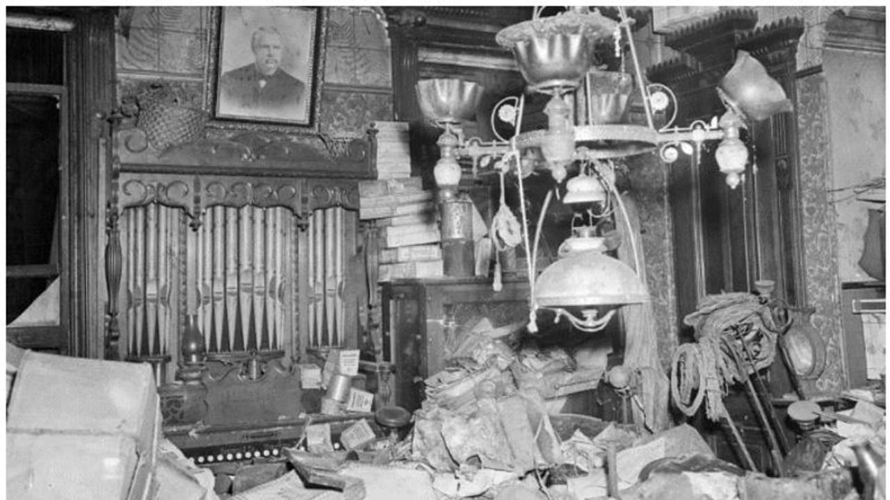 വീടിനകത്ത് അടച്ചുപൂട്ടി ജീവിച്ച സഹോദരങ്ങള്, ആരുമറിയാതെ മരണം; പൊലീസ് കണ്ടെത്തിയത് വേദനിപ്പിക്കുന്ന വിവരങ്ങള് വീടിനകത്ത് അടച്ചുപൂട്ടി ജീവിച്ച സഹോദരങ്ങള്, ആരുമറിയാതെ മരണം; പൊലീസ് കണ്ടെത്തിയത് വേദനിപ്പിക്കുന്ന വിവരങ്ങള്