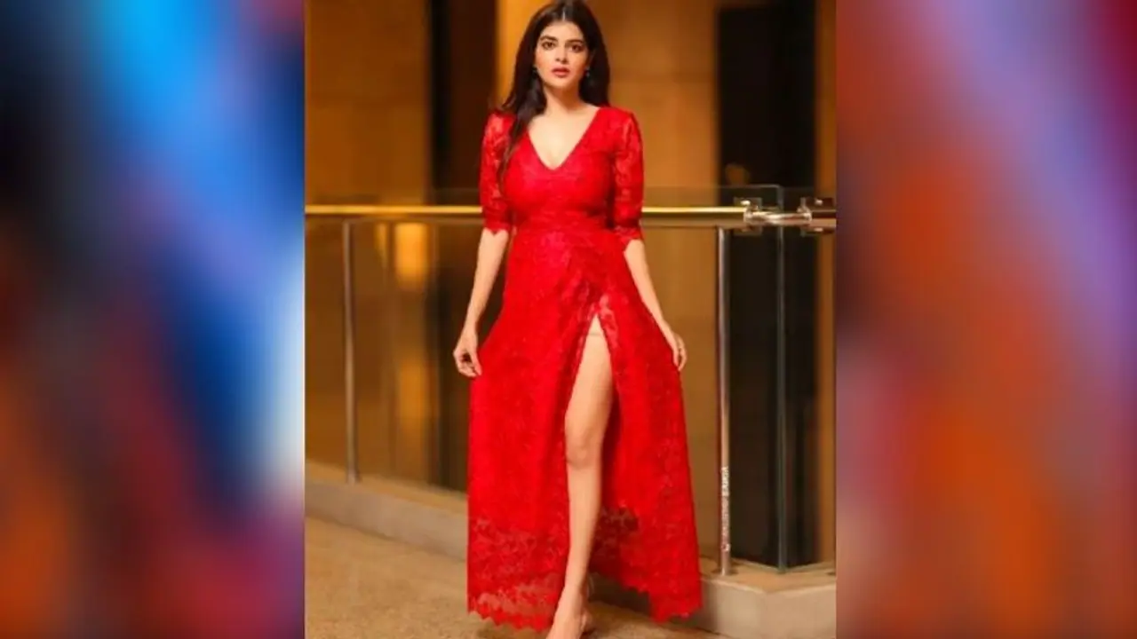 'কেউ কি আছো', মধ্যরাতে কার উদ্দেশ্যে প্রশ্ন ছুঁড়লেন মধুমিতা