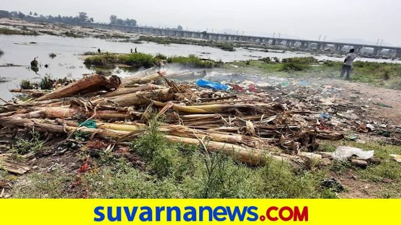 ಕೊಪ್ಪಳ: ಹುಲಿಗೆಮ್ಮ ದೇವಸ್ಥಾನ ಬಳಿ ತುಂಗಭದ್ರಾ ನದಿ ಮಲಿನ ಕೊಪ್ಪಳ: ಹುಲಿಗೆಮ್ಮ ದೇವಸ್ಥಾನ ಬಳಿ ತುಂಗಭದ್ರಾ ನದಿ ಮಲಿನ