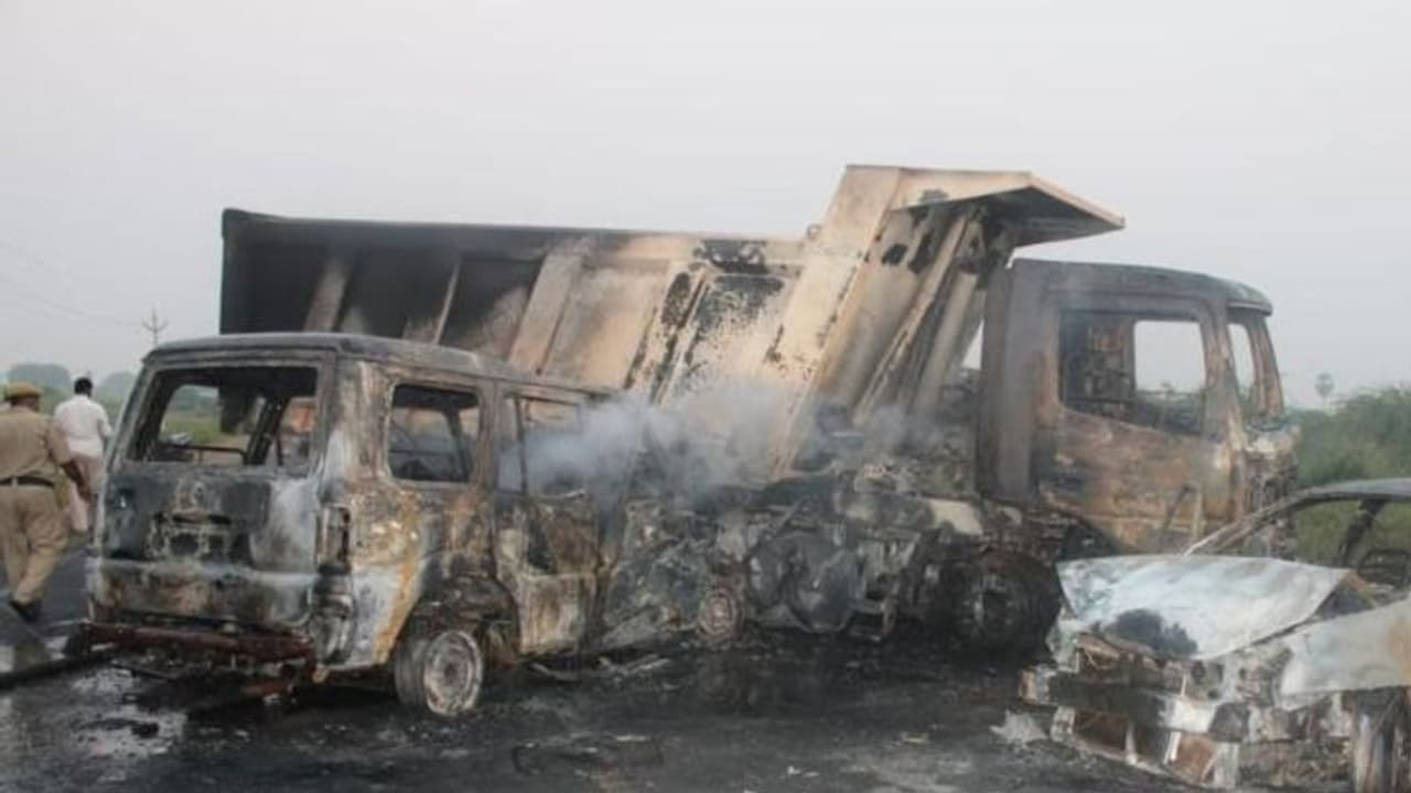 சினிமாவை மிஞ்சிய சேஸிங்... இறுதியில் 4 பேர் துடிதுடித்து உடல் கருகி காரில் உயிரிழந்த பரிதாபம்..!