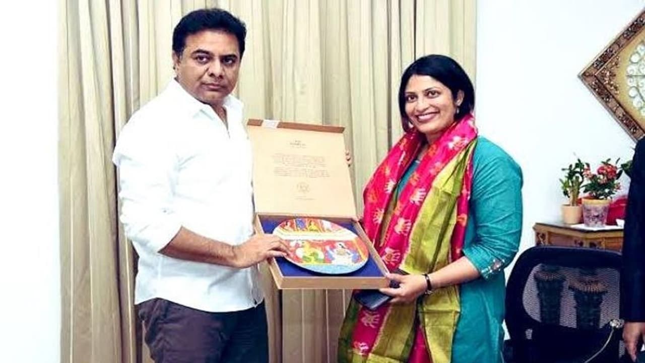 న్యూజిలాండ్ మంత్రిగా భారత సంతతికి చెందిన ప్రియాంకా రాధాకృష్ణన్.. కేటీఆర్ అభినందనలు.. న్యూజిలాండ్ మంత్రిగా భారత సంతతికి చెందిన ప్రియాంకా రాధాకృష్ణన్.. కేటీఆర్ అభినందనలు..