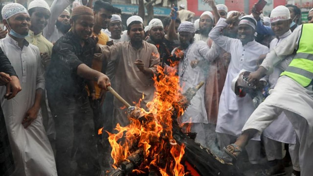 ভাঙচুর করে জ্বালিয়ে দেওয়া হল বাড়িঘর, বাংলাদেশে চরমপন্থীদের হাতে আক্রান্ত সংখ্যালঘু হিন্দুরা ভাঙচুর করে জ্বালিয়ে দেওয়া হল বাড়িঘর, বাংলাদেশে চরমপন্থীদের হাতে আক্রান্ত সংখ্যালঘু হিন্দুরা