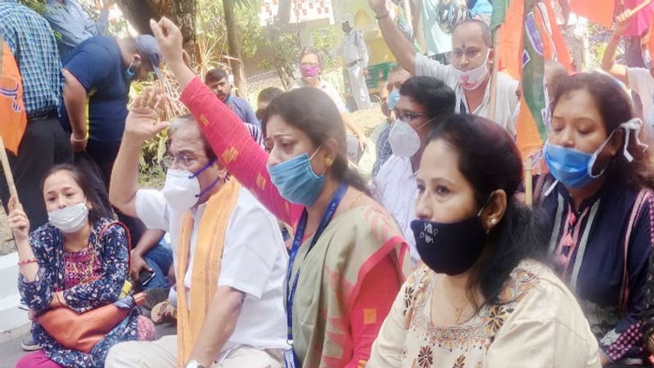 বাংলায় বিজেপি কর্মী খুন ও পুলিশি নিষ্ক্রিয়তার প্রতিবাদ, থানায় বিক্ষোভ কর্মসূচি বিজেপির বাংলায় বিজেপি কর্মী খুন ও পুলিশি নিষ্ক্রিয়তার প্রতিবাদ, থানায় বিক্ষোভ কর্মসূচি বিজেপির