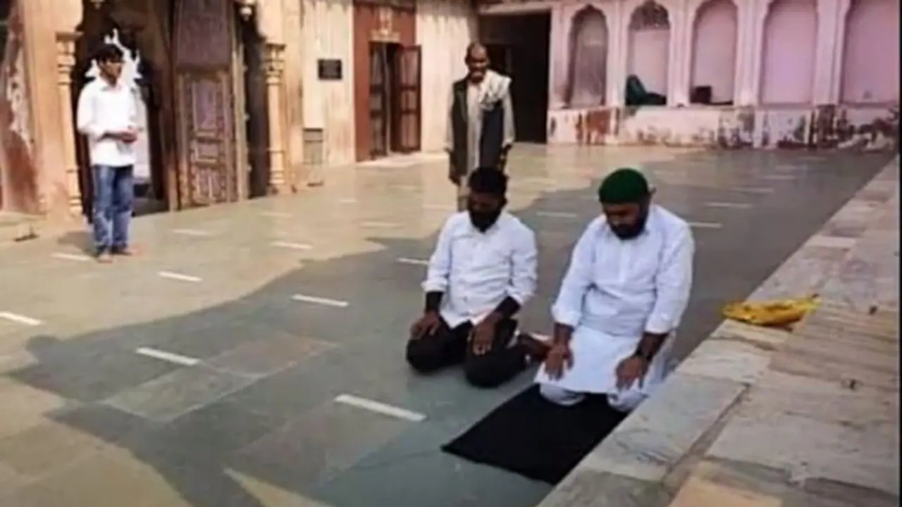 মথুরায় হিন্দু মন্দিরে ঢুকে নামাজ পাঠ, চার ব্যক্তির বিরুদ্ধে মামলা করল উত্তরপ্রদেশ পুলিশ