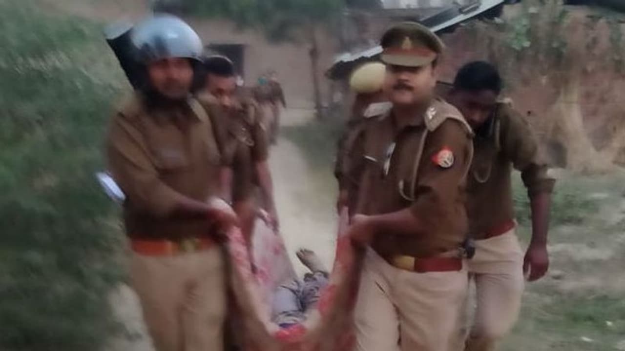 UP में दिन दहाड़े दबंगों ने बाप बेटे की गोली मारकर हत्या, 12 थाने की पुलिस तैनात..खौफ में पूरा गांव UP में दिन दहाड़े दबंगों ने बाप बेटे की गोली मारकर हत्या, 12 थाने की पुलिस तैनात..खौफ में पूरा गांव