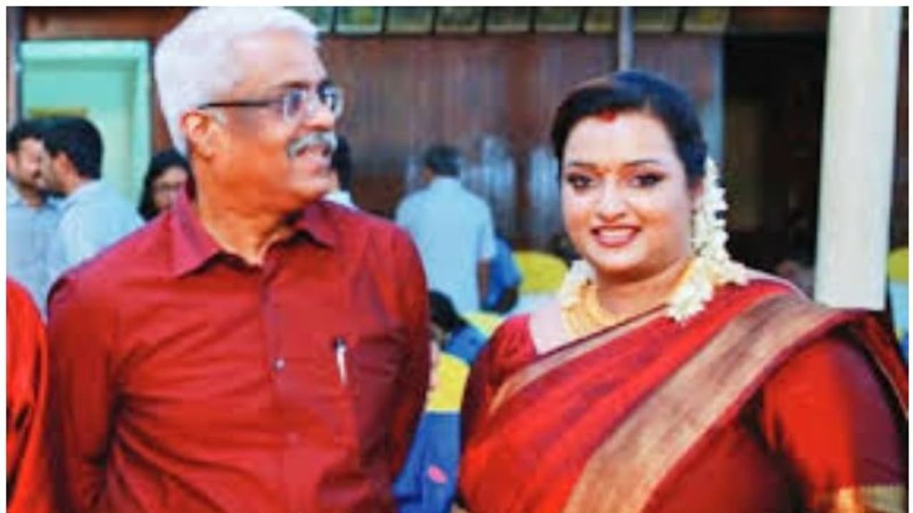 ശിവശങ്കറിന് സമ്മാനമായി ഫോൺ നൽകി; സ്വപ്നയുടെ മൊഴി പുറത്ത് ശിവശങ്കറിന് സമ്മാനമായി ഫോൺ നൽകി; സ്വപ്നയുടെ മൊഴി പുറത്ത്