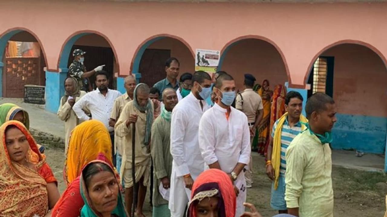 भीड़ देख लाइन में लगे चिराग पासवान, अपनी बारी आने पर डाला वोट...बिहार विधानसभा चुनाव मतदान की Photos भीड़ देख लाइन में लगे चिराग पासवान, अपनी बारी आने पर डाला वोट...बिहार विधानसभा चुनाव मतदान की Photos
