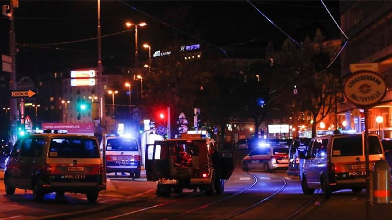 ভিয়েনার ৬ জায়গায় সন্ত্রাসবাদী হামলায় নিহত ৩, অসময় অস্ট্রিয়ার পাশে থাকার বার্তা মোদীর ভিয়েনার ৬ জায়গায় সন্ত্রাসবাদী হামলায় নিহত ৩, অসময় অস্ট্রিয়ার পাশে থাকার বার্তা মোদীর