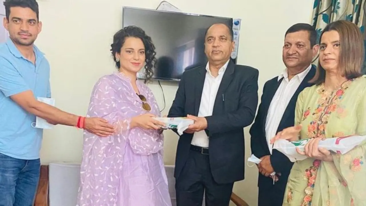 भाई की शादी का न्यौता देने हिमाचल प्रदेश के सीएम के घर पहुंची कंगना रनोट, बहन रंगोली भी थी साथ भाई की शादी का न्यौता देने हिमाचल प्रदेश के सीएम के घर पहुंची कंगना रनोट, बहन रंगोली भी थी साथ