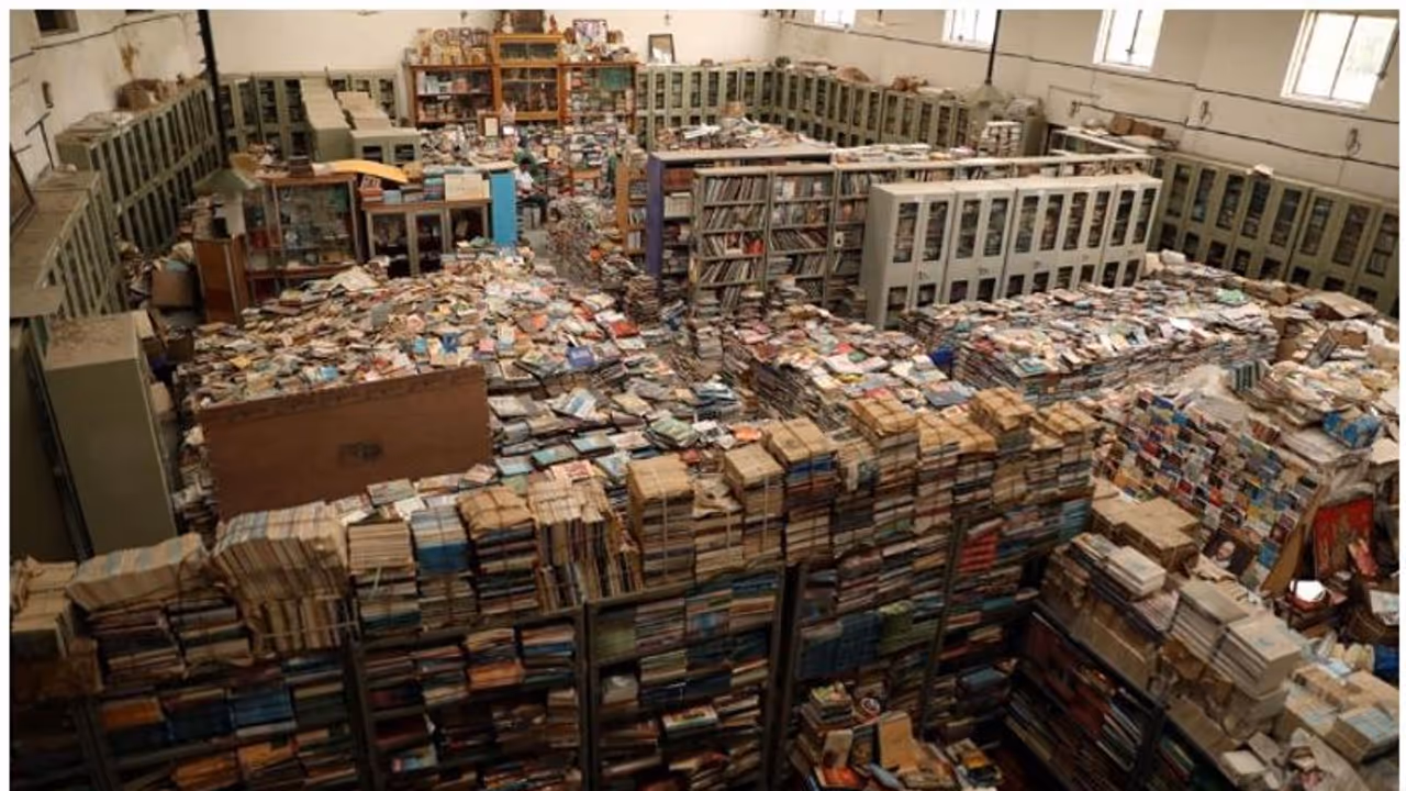 ഇങ്ങനെയുമുണ്ടോ ഒരു പുസ്‍തകപ്രേമം; ഇദ്ദേഹം സമ്പാദ്യം മുഴുവനും ചെലവഴിച്ചത് പുസ്‍തകങ്ങള്‍ വാങ്ങാന്‍