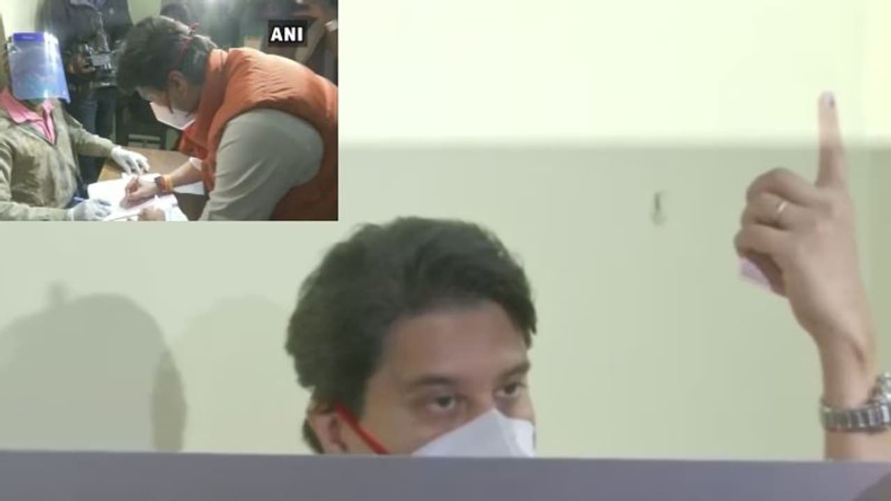 পদ্ম কি তাঁকে 'সুভাষিত' করবে, ভোট লড়াইয়ে না থেকেও রয়েছেন জ্যোতিরাদিত্য সিন্ধিয়া পদ্ম কি তাঁকে 'সুভাষিত' করবে, ভোট লড়াইয়ে না থেকেও রয়েছেন জ্যোতিরাদিত্য সিন্ধিয়া