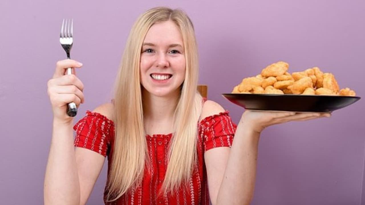 പതിനഞ്ച് വര്ഷമായി കഴിക്കുന്നത് ചിക്കന് നഗെറ്റ്സും ചിപ്സും മാത്രം; പത്തൊമ്പതുകാരിയുടെ വിചിത്രമായ കഥ പതിനഞ്ച് വര്ഷമായി കഴിക്കുന്നത് ചിക്കന് നഗെറ്റ്സും ചിപ്സും മാത്രം; പത്തൊമ്പതുകാരിയുടെ വിചിത്രമായ കഥ