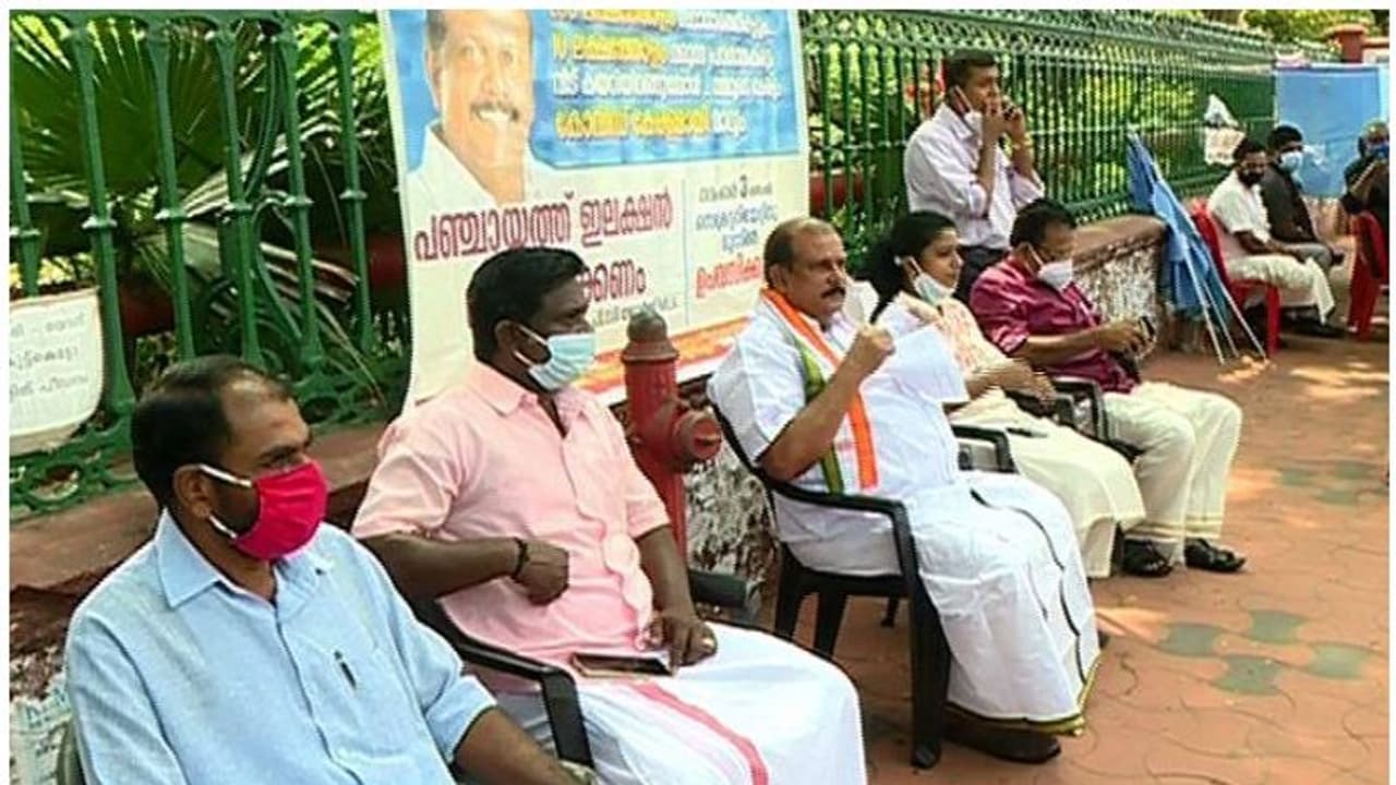 'തദ്ദേശ തിരഞ്ഞെടുപ്പ് ഉടൻ വേണ്ട', ഉപവാസവുമായി പിസി ജോര്ജ് 'തദ്ദേശ തിരഞ്ഞെടുപ്പ് ഉടൻ വേണ്ട', ഉപവാസവുമായി പിസി ജോര്ജ്