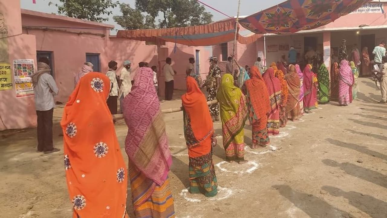 শান্তিপূর্ণ ভোট গ্রহণ বিহার বিধানসভা নির্বাচনের দ্বিতীয় দফায়, ভোট দিয়েছেন নীতিশ তেজস্বীরাও শান্তিপূর্ণ ভোট গ্রহণ বিহার বিধানসভা নির্বাচনের দ্বিতীয় দফায়, ভোট দিয়েছেন নীতিশ তেজস্বীরাও