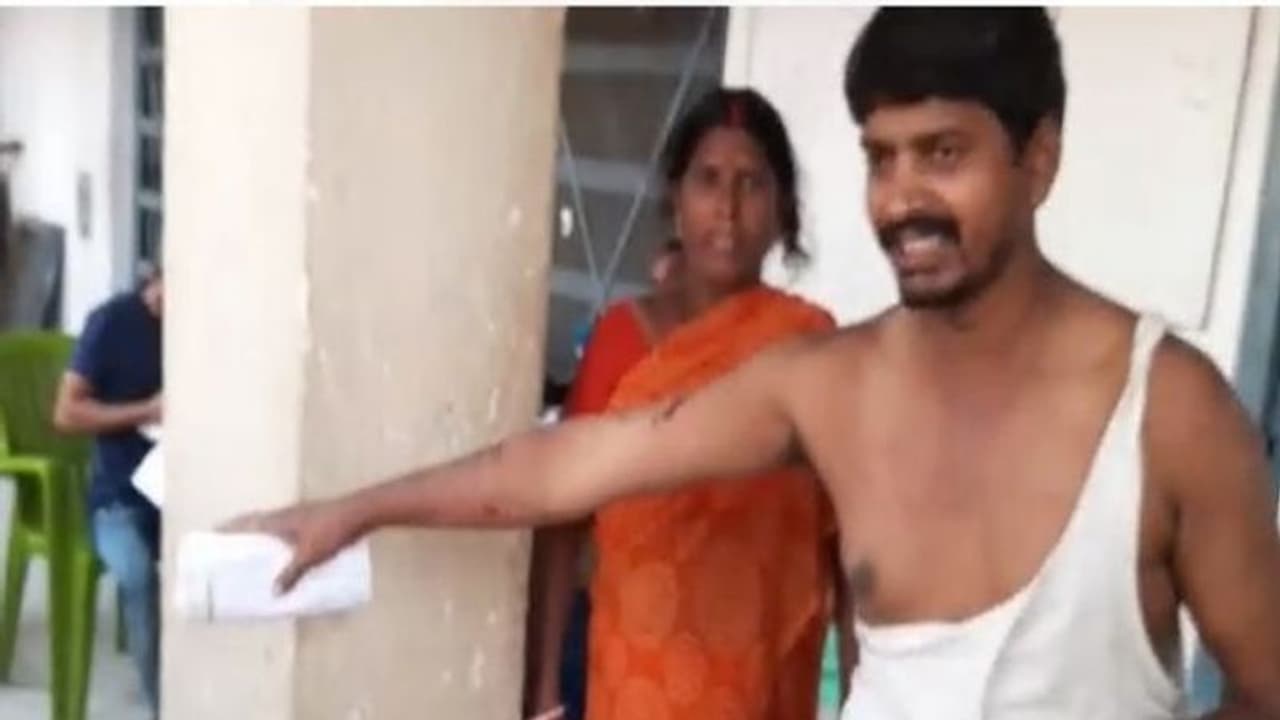 बिहार में लालटेन छाप पर वोट न देने पर की पिटाई, जानिए मतदान के दौरान कहां कहां हुए बवाल बिहार में लालटेन छाप पर वोट न देने पर की पिटाई, जानिए मतदान के दौरान कहां कहां हुए बवाल