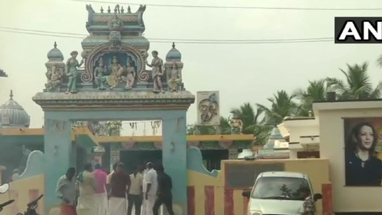 মার্কিন রাষ্ট্রপতি নির্বাচন শুরু, আমেরিকায় 'গ্রামের নাতনির' জয়ের জন্য পুজো তামিল গ্রামে মার্কিন রাষ্ট্রপতি নির্বাচন শুরু, আমেরিকায় 'গ্রামের নাতনির' জয়ের জন্য পুজো তামিল গ্রামে