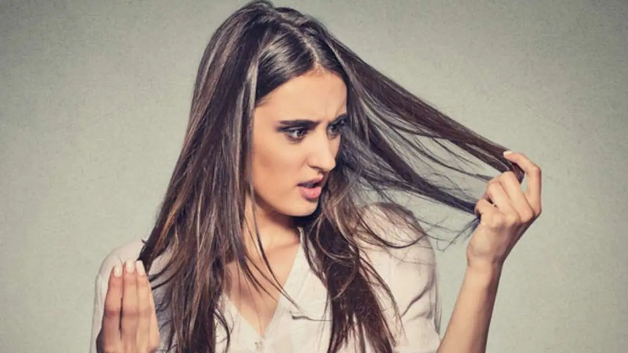 পাকা চুলের সমস্যায় মাথা চুলকোচ্ছে, পেঁয়াজের রসের সঙ্গে ২ ফোঁটা মিশিয়ে নিন এই উপাদান