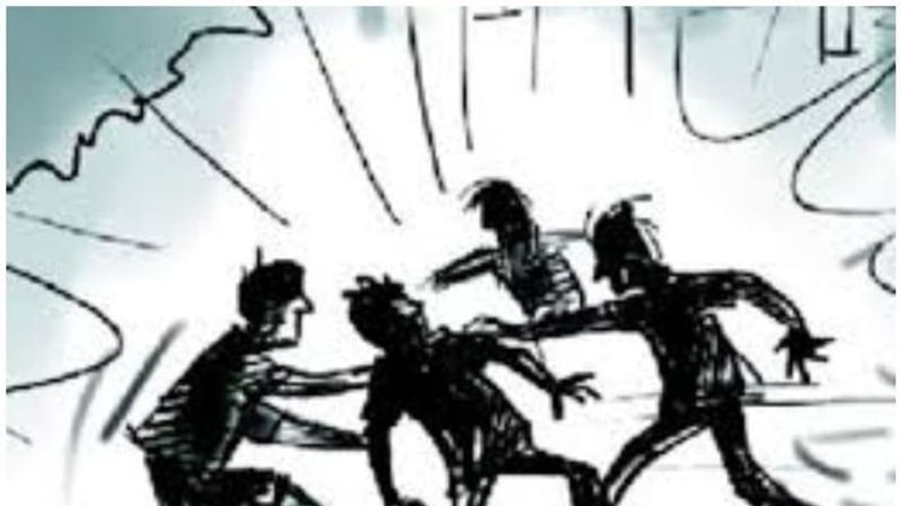 ఇరిగేషన్ ఇంజనీర్పై గ్రామస్థుల దాడి: భయంతో పరుగు ఇరిగేషన్ ఇంజనీర్పై గ్రామస్థుల దాడి: భయంతో పరుగు