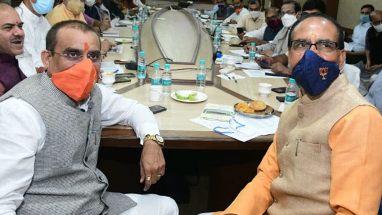 MP उपचुनाव : मुरैना में दो बूथों पर फायरिंग, मशीन खराब होने से इमरती हुईं नाराज, मंत्री भार्गव पर केस MP उपचुनाव : मुरैना में दो बूथों पर फायरिंग, मशीन खराब होने से इमरती हुईं नाराज, मंत्री भार्गव पर केस