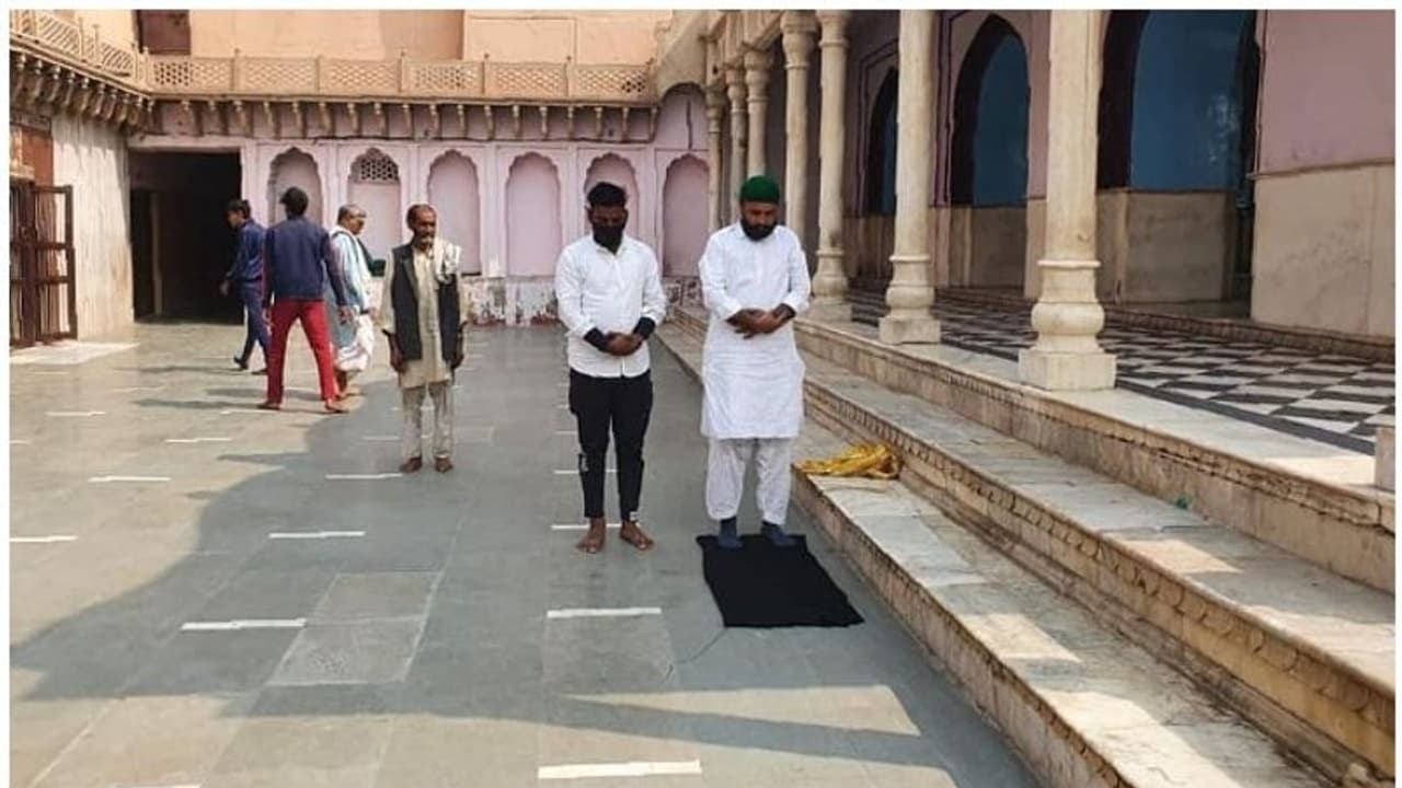 ക്ഷേത്രത്തിനുള്ളില് കയറി നമസ്കരിച്ചതായി ആരോപണം; നാലുപേര്ക്കെതിരെ കേസ് ക്ഷേത്രത്തിനുള്ളില് കയറി നമസ്കരിച്ചതായി ആരോപണം; നാലുപേര്ക്കെതിരെ കേസ്