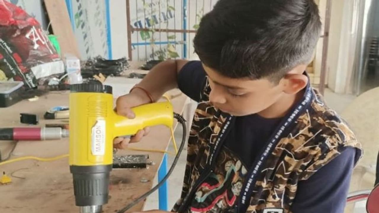 8वीं के छात्र ने 5 दिन की ट्रेनिंग लेकर लॉकडाउन में बनाई कंपनी, मां को बनाया MD..लाखों रुपए कमा रहा 8वीं के छात्र ने 5 दिन की ट्रेनिंग लेकर लॉकडाउन में बनाई कंपनी, मां को बनाया MD..लाखों रुपए कमा रहा