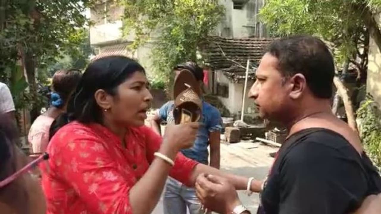 মহিলার শ্লীলতাহানি অশ্লীল মেসেজ, তৃণমূল নেতাকে জুতো পেটা রাজারহাটে