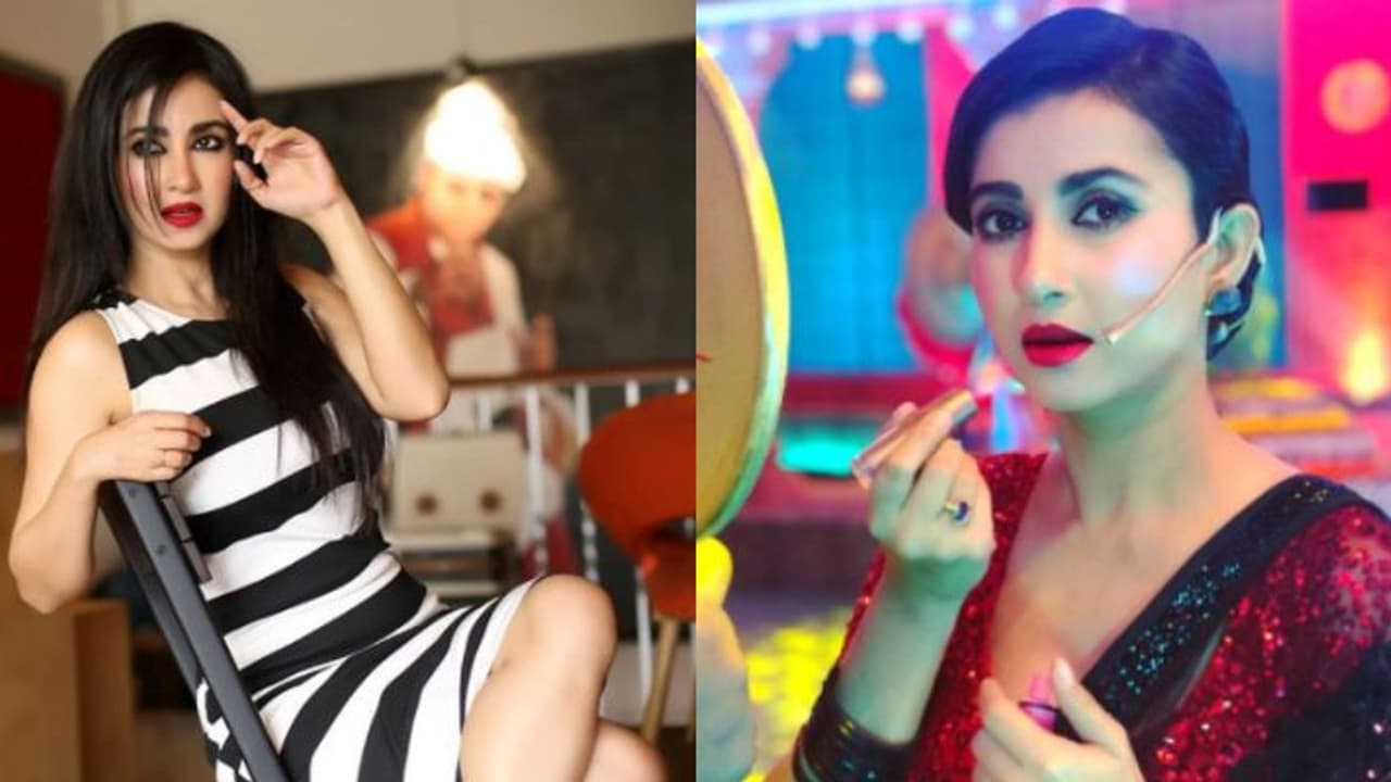 লাল ঠোঁটের অ্যাটিটিউটে 'সেক্সবম্ব' মনামী, করিশ্মা কাপুরের সঙ্গে তুলনা বঙ্গতনয়ার লাল ঠোঁটের অ্যাটিটিউটে 'সেক্সবম্ব' মনামী, করিশ্মা কাপুরের সঙ্গে তুলনা বঙ্গতনয়ার