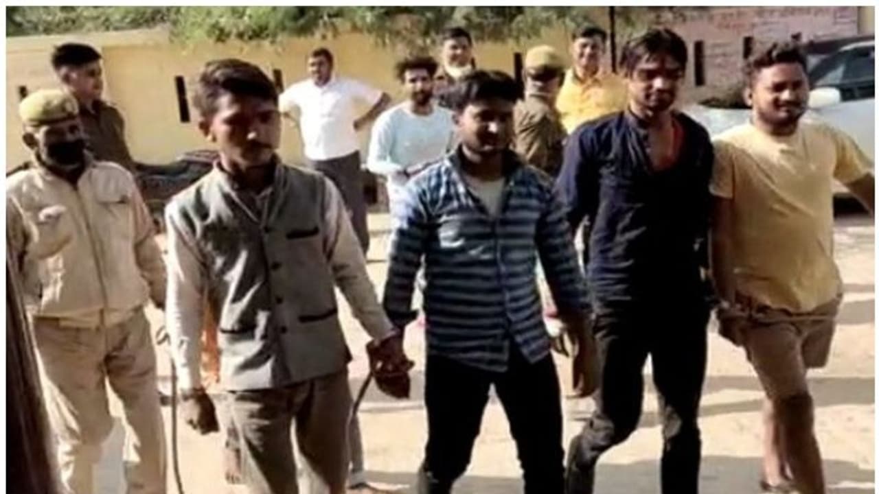 മഥുരയില് മോസ്കിനുള്ളില് ഹനുമാന് കീര്ത്തനവുമായി യുവാക്കള്; നാലുപേര് അറസ്റ്റില് മഥുരയില് മോസ്കിനുള്ളില് ഹനുമാന് കീര്ത്തനവുമായി യുവാക്കള്; നാലുപേര് അറസ്റ്റില്