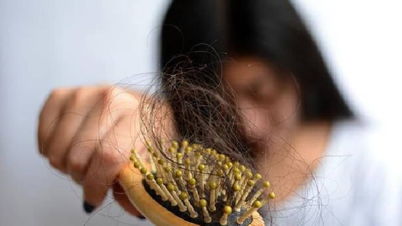 താരൻ അകറ്റാനും തലമുടി കൊഴിച്ചിൽ തടയാനും കിടിലനൊരു എണ്ണ! താരൻ അകറ്റാനും തലമുടി കൊഴിച്ചിൽ തടയാനും കിടിലനൊരു എണ്ണ!