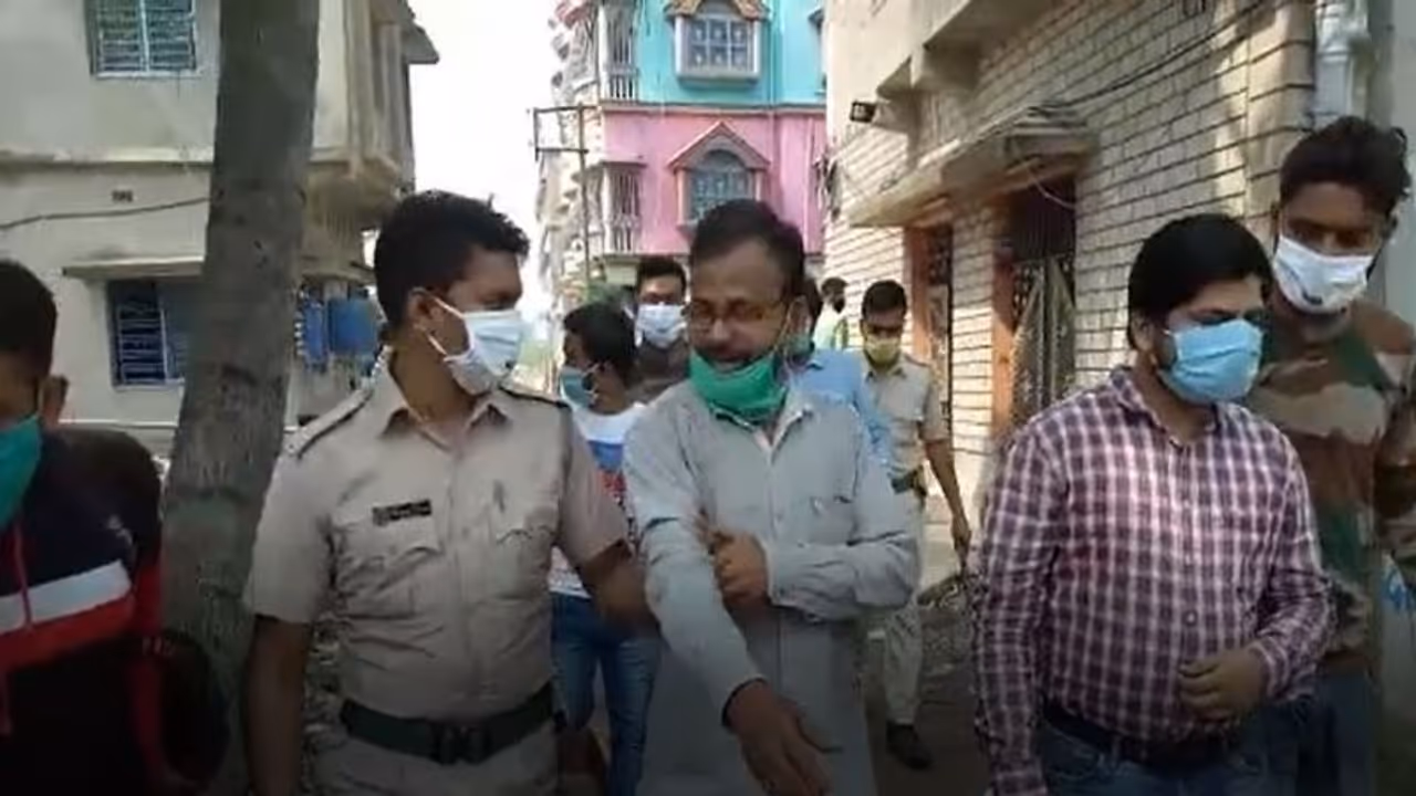 করোনা বিধি শিকেয়, গা ঘেঁষাঘেঁষি করে চলছে পড়ুয়াদের ক্লাস, বেসরকারি শিক্ষা প্রতিষ্ঠান থেকে আটক ৫ করোনা বিধি শিকেয়, গা ঘেঁষাঘেঁষি করে চলছে পড়ুয়াদের ক্লাস, বেসরকারি শিক্ষা প্রতিষ্ঠান থেকে আটক ৫